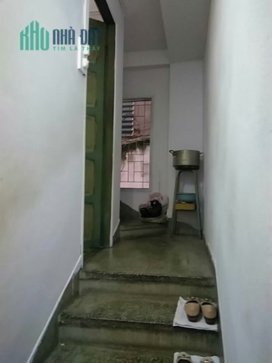nhà cấp 3 kiến có  cổng trước sau hẻm xe tac xi