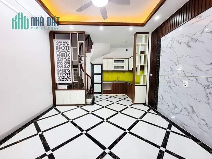 Rẻ giật mình! Chùa Láng, sát oto, nông, gần hồ, ngõ ba gác, 36m2, 4T, chỉ 4.2 tỷ (TL mạnh)