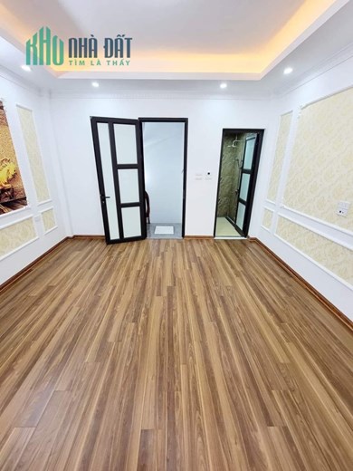 Rẻ giật mình! Chùa Láng, sát oto, nông, gần hồ, ngõ ba gác, 36m2, 4T, chỉ 4.2 tỷ (TL mạnh)