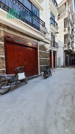 BÁN NHÀ  THẠCH BÀN  42M 5 TẦNG 3 TỶ9, NHÀ ĐẸP  Ô TÔ   ĐỖ CỬA