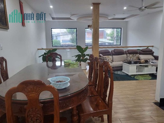 Cho thuê nhà mặt tiền đường lớn sát ngã tư đường phạm Hùng và Điện Biên phủ