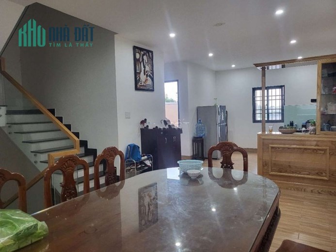 Cho thuê nhà mặt tiền đường lớn sát ngã tư đường phạm Hùng và Điện Biên phủ
