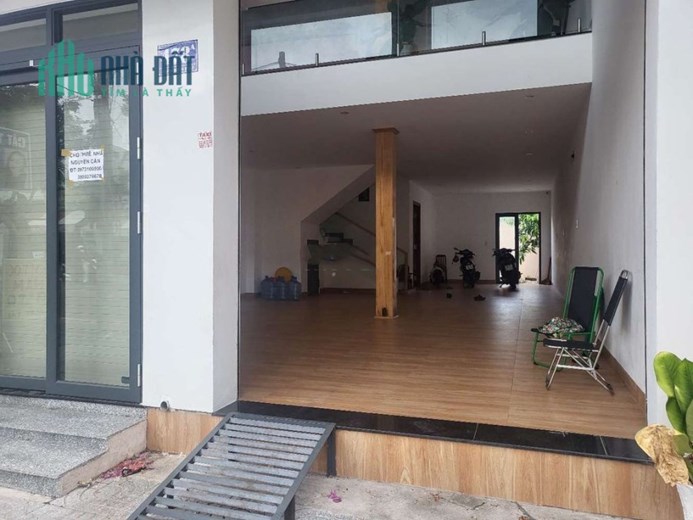 Cho thuê nhà mặt tiền đường lớn sát ngã tư đường phạm Hùng và Điện Biên phủ