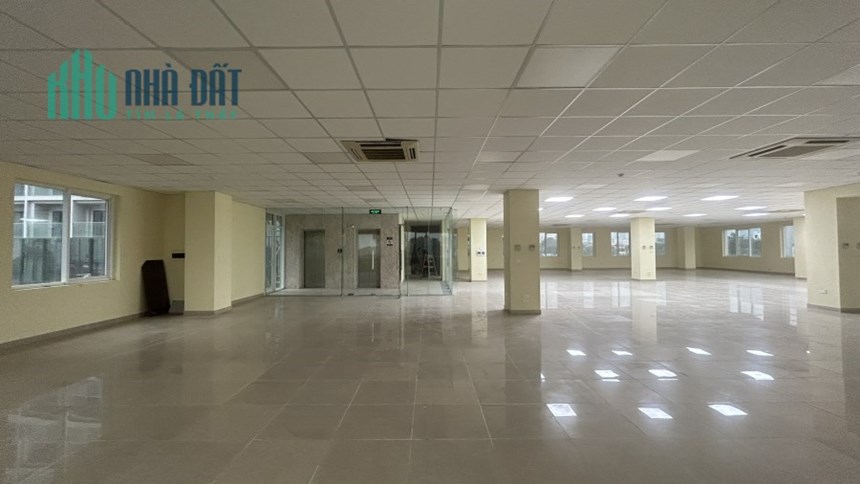 Cho thuê văn phòng hoàn thiện sàn gỗ đẹp, rẻ, 1000m2 mặt đường Láng, quận Đống Đa, Hà Nội