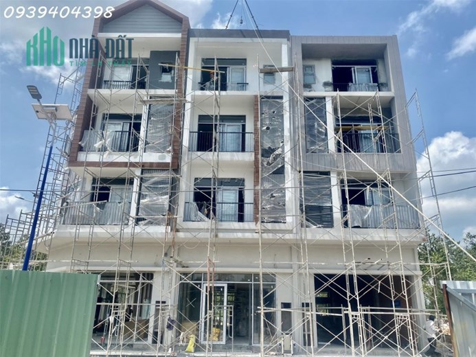 Bán nhà 2 mặt tiền 4 tầng dt 348m2 ngay trung tâm hành chính mới Bình Dương, thanh toán 3 năm