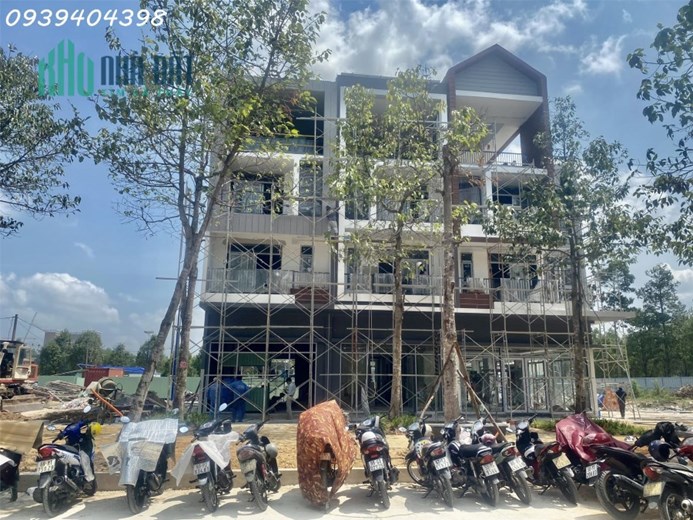 Bán nhà 2 mặt tiền 4 tầng dt 348m2 ngay trung tâm hành chính mới Bình Dương, thanh toán 3 năm