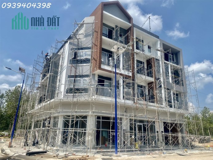 Bán nhà 2 mặt tiền 4 tầng dt 348m2 ngay trung tâm hành chính mới Bình Dương, thanh toán 3 năm