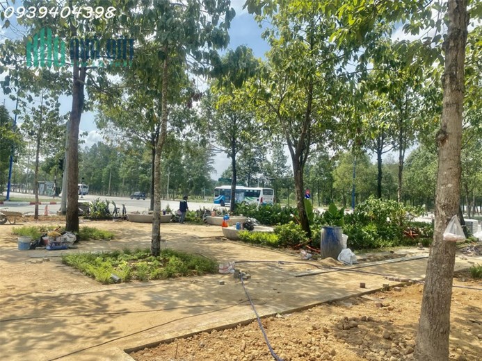Bán nhà 2 mặt tiền 4 tầng dt 348m2 ngay trung tâm hành chính mới Bình Dương, thanh toán 3 năm