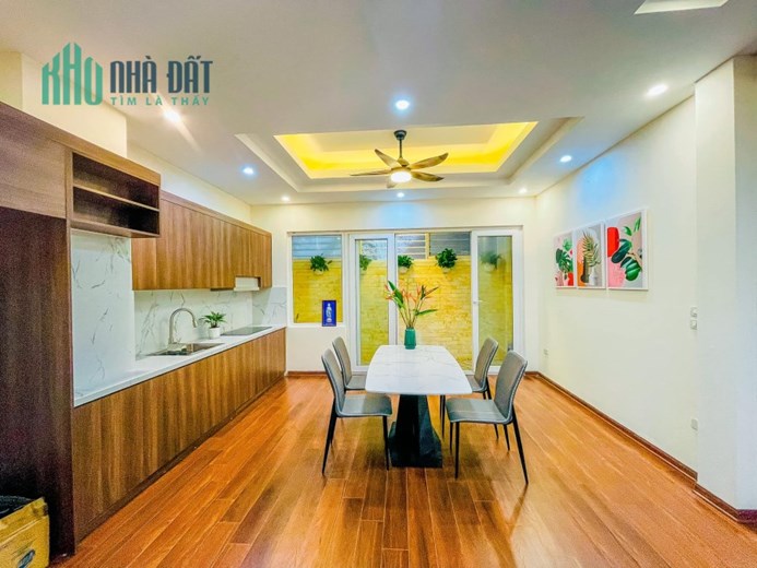 Bán nhà mặt phố Văn Cao, Ba Đình 70m, 5 tầng. Giá: 28.9 tỷ