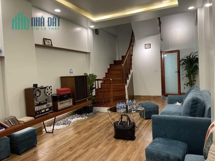 Bán ngôi nhà 63m2 phố Âu Cơ, Tây Hồ Dân xây 6 phòng ngủ Ô tô tránh 10m 7.4 Tỷ