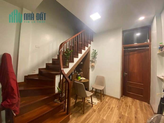 Bán ngôi nhà 63m2 phố Âu Cơ, Tây Hồ Dân xây 6 phòng ngủ Ô tô tránh 10m 7.4 Tỷ