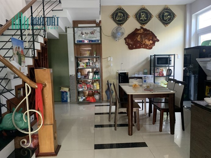 Bán nhà mặt phố Hòa Bình, lô góc dt 131m ngang 7m xây 3 tầng mới. Giá 9.7 tỷ.