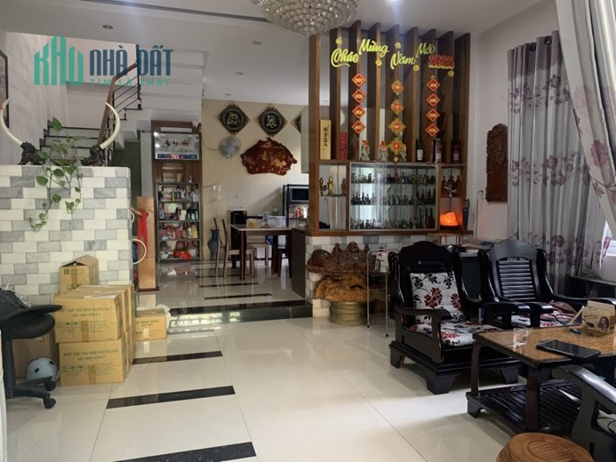 Bán nhà mặt phố Hòa Bình, lô góc dt 131m ngang 7m xây 3 tầng mới. Giá 9.7 tỷ.