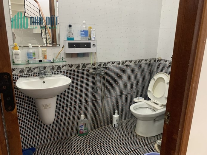 Bán nhà mặt phố Hòa Bình, lô góc dt 131m ngang 7m xây 3 tầng mới. Giá 9.7 tỷ.