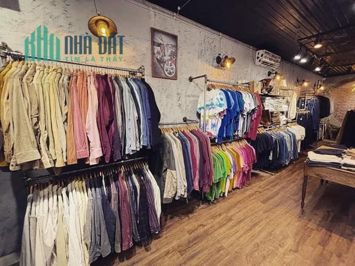 Mình cần sang shop áo quần ở đầu đường Nguyễn Bính, 55m2, có sân đậu xe.