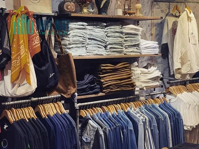 Mình cần sang shop áo quần ở đầu đường Nguyễn Bính, 55m2, có sân đậu xe.