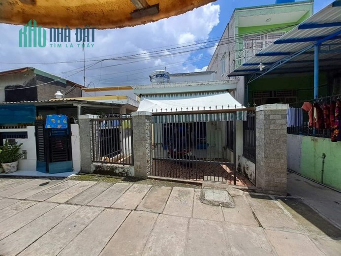 Bán Gấp Nhà. Xe Hơi Ngủ Trong Nhà. DT100m. Nhà Cấp 4. . Quận 7. Vị Trí Trung Tâm Huỳnh Tấn Phát Chủ