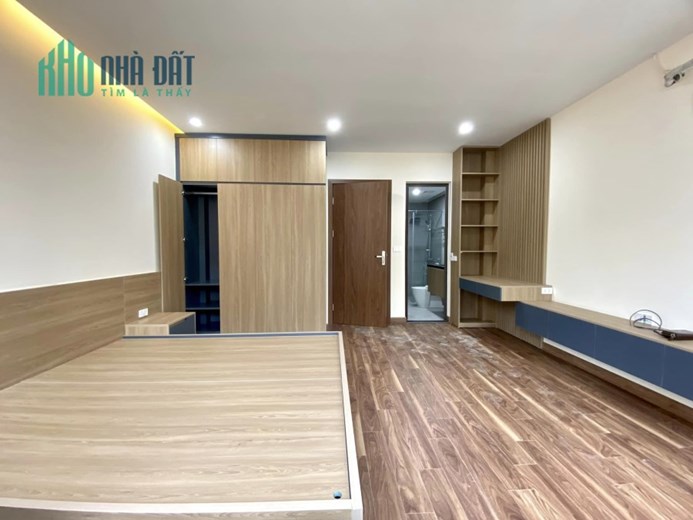 NHÀ ĐẸP, PHỐ SANG NGUYỄN VĂN CỪ, DT 42M, Ô TÔ ĐỖ CỬA, THANG MÁY, FULL NỘI THẤT, GIÁ 7 TỶ4