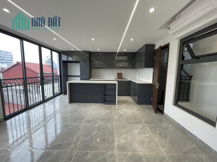 Hoa Hậu Nguyên Hồng 52m 5 tầng Mặt tiền 5.7m chỉ 14 tỷ oto tránh vỉa hè kinh doanh