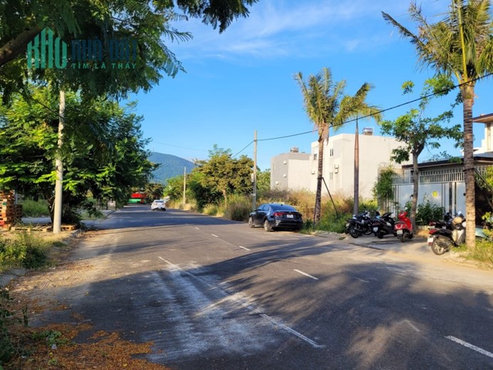 Bán đất mặt phố Nguyễn Đình Hoàn, dt 150m, ngang 10m. Giá 7.9 tỷ.