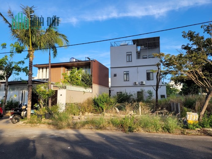 Bán đất mặt phố Nguyễn Đình Hoàn, dt 150m, ngang 10m. Giá 7.9 tỷ.
