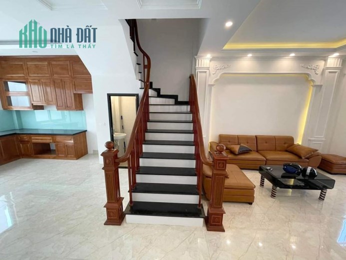 CHO THUÊ NHÀ NGUYÊN CĂN NGUYỄN VĂN CỪ, LONG BIÊN 100m2 * 4 ngủ * ô tô đỗ cửa