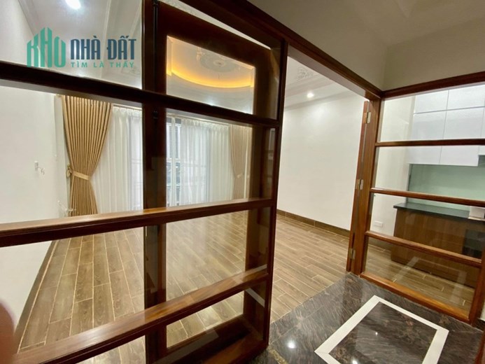 CẦN BÁN GẤP NHÀ NGUYỄN VĂN CỪ, DT 38M, 6T, GIÁ 5.5 TỶ, GARA Ô TÔ, NHÀ MỚI,GẦN PHỐ