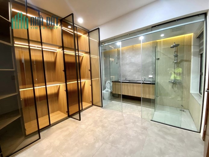 BÁN GẤP NHÀ, PHỐ NGUYỄN VĂN CỪ, BỒ ĐỀ, THANG MÁY, GARA, DT 64m2, 6 tầng, M t 5.  giá hơn 10TỶ