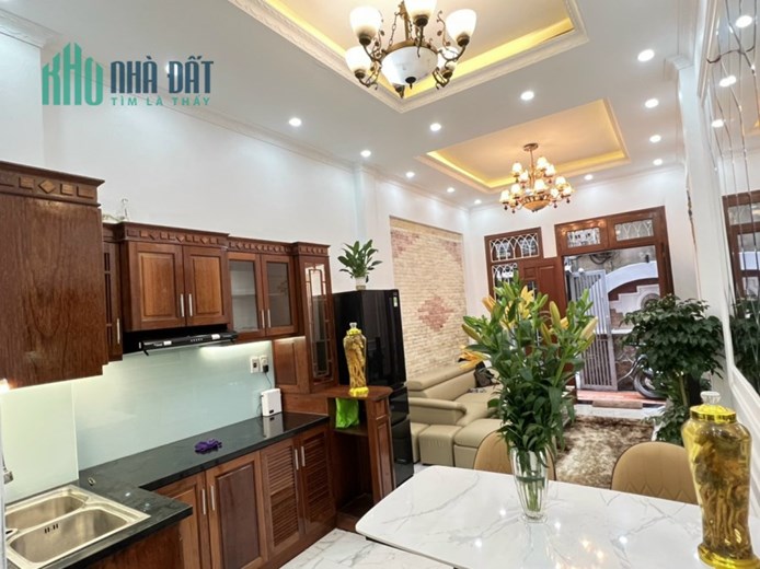 Địa chấn! Bán nhà đẹp Đỗ Đức Dục, 47m2, 6 phòng ngủ, thoáng sáng, 5 tỷ 1