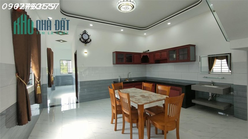 Nhà đẹp, thiết kế bên trong chất lượng cao, giá cực hấp dẫn!