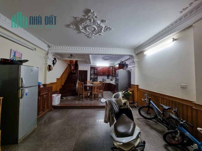 Bán nhà Phan Văn Trường, Cầu Giấy. 45m2x5; giá 10.8 tỷ. Phương