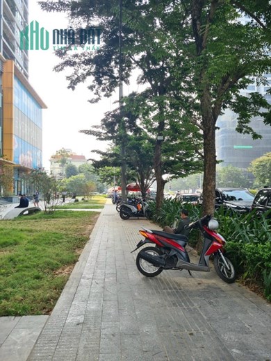 Bán Shophouse Chân Đế 4 tầng Mặt Phố Nguyễn Văn Huyên 90m - 4T - MT 8m - 33 tỷ
