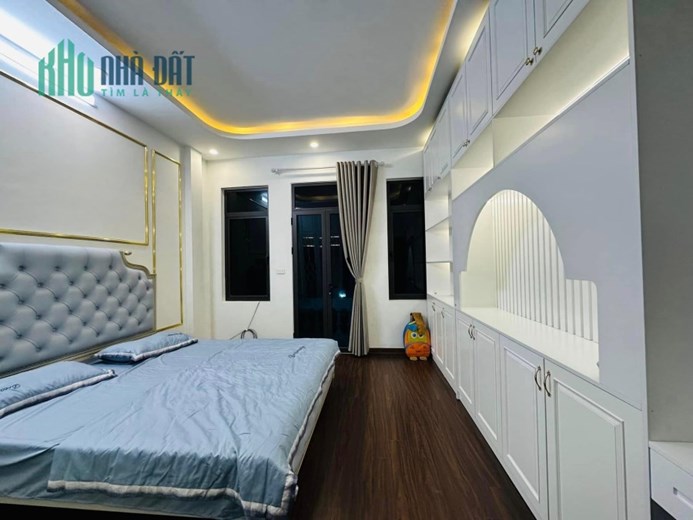 căn nhà MỚI KOONG  - ngay bên PHỐ - Ô TÔ giáp căn nhà - NGŨ HIỆP - 44M - 4 TẦNG - MT 3.9M - CHỈ