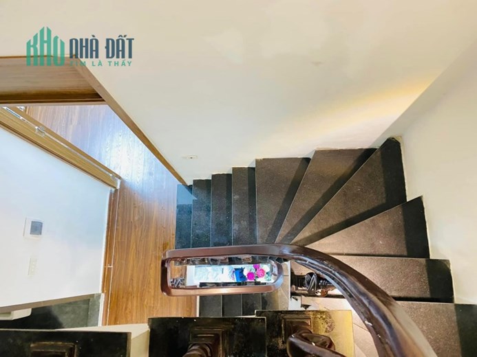 căn nhà MỚI KOONG  - ngay bên PHỐ - Ô TÔ giáp căn nhà - NGŨ HIỆP - 44M - 4 TẦNG - MT 3.9M - CHỈ