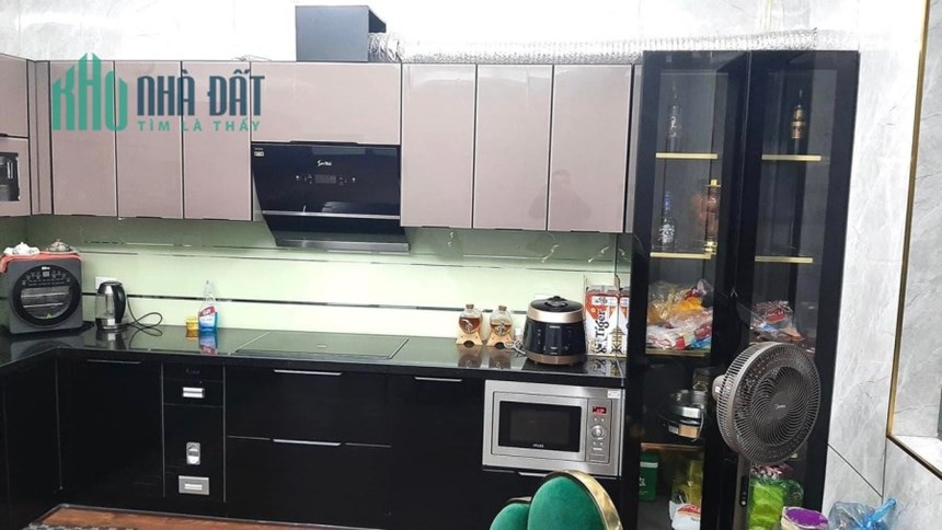 Bán nhà Chùa Láng, Đống Đa, 64m2, nhà đẹp ở ngay, ô tô đỗ gần, an sinh đỉnh, giá 10.5 tỷ