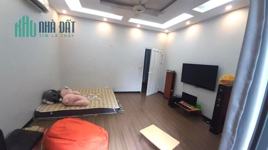 Bán nhà Chùa Láng, Đống Đa, 64m2, nhà đẹp ở ngay, ô tô đỗ gần, an sinh đỉnh, giá 10.5 tỷ