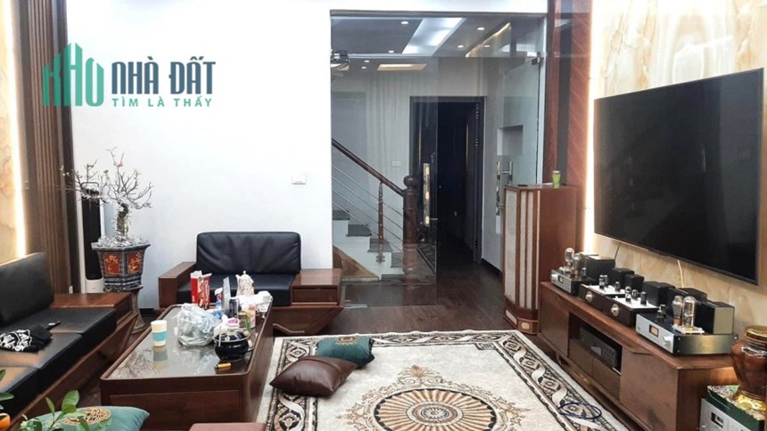 Bán nhà Chùa Láng, Đống Đa, 64m2, nhà đẹp ở ngay, ô tô đỗ gần, an sinh đỉnh, giá 10.5 tỷ