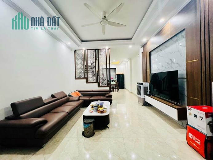 Bán nhà dân xây phố Đỗ Đức Dục, 37m2, nhà có sân vườn, Nội thất nhập khẩu Châu Âu, 4 tỷ 1
