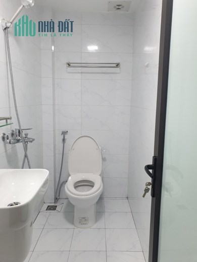 Bán gấp nhà Đê La Thành Đống Đa DT 31m2 4 Tầng MT 3,4m giá chỉ 4.0 tỷ.