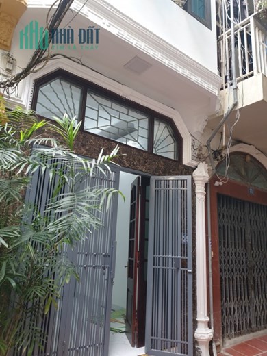 Bán gấp nhà Đê La Thành Đống Đa DT 31m2 4 Tầng MT 3,4m giá chỉ 4.0 tỷ.