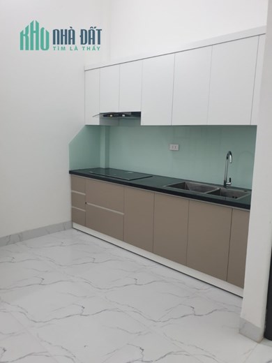 Bán gấp nhà Đê La Thành Đống Đa DT 31m2 4 Tầng MT 3,4m giá chỉ 4.0 tỷ.