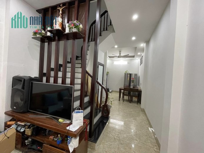 BÁN NHÀ THẠCH BÀN 44M 4 TẦNG  GIÁ 3 TỶ 3  GẦN PHỐ Ô TÔ GẦN NHÀ