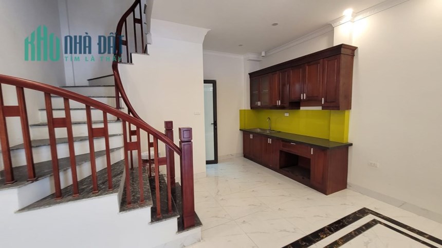 BÁN NHÀ THẠCH BÀN 35M MẶT TIỀN 4.3 M GIÁ 3 TỶ  GẦN PHỐ Ô TÔ VÀO NHÀ.