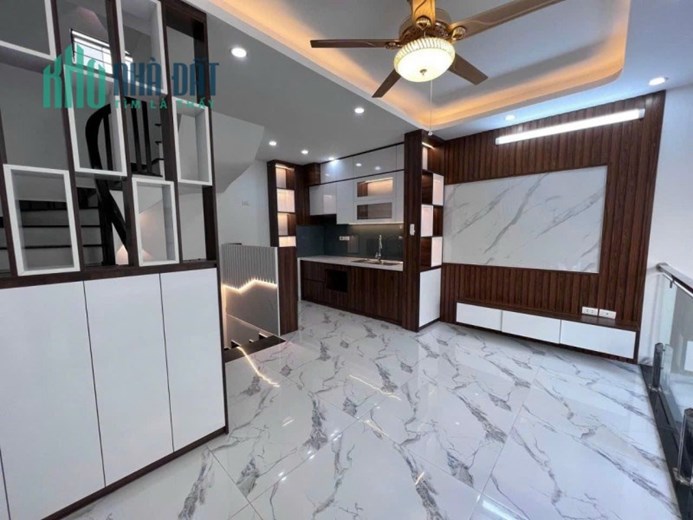 NHÀ MỚI 6 TẦNG PHỐ NGUYỄN SƠN,  VỊ TRÍ ĐẸP, NHIỀU TIỆN ÍCH