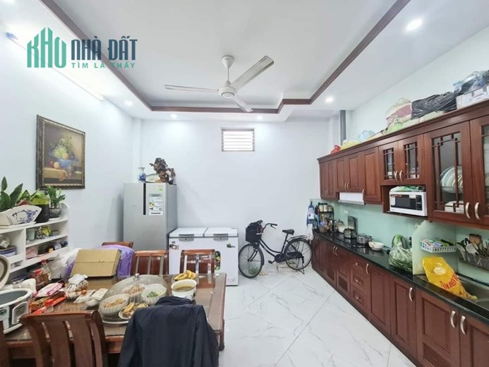 Siêu rẻ, nhà phố 8/3. 5 tầng 40m giá 3,7 tỷ. Full nội thất. Cách ô tô tránh hơn 20m