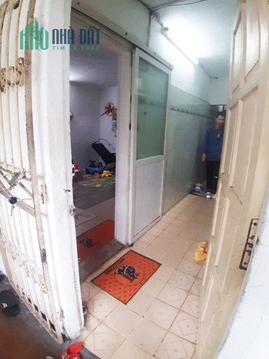Bán CH TT 1,65 tỷ 50m - Phố Quỳnh Mai giá, NT cơ bản