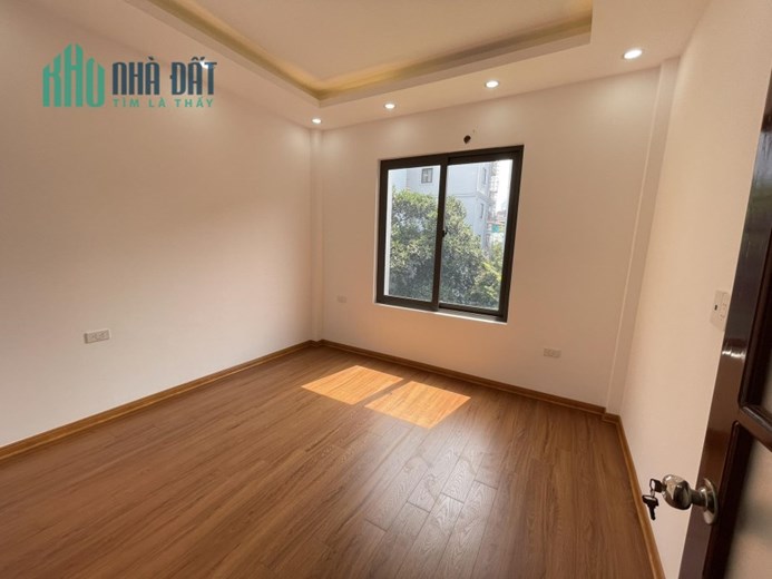 Bán Nhà Ngã Tư Sở , Ngõ rộng thênh thang, gần phố. 38m x5 tầng. MT 3,7m. giá 4,x tỷ