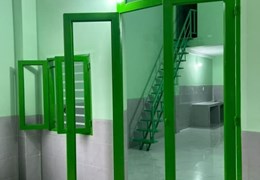 Phòng mới xây 100% phòng bếp và khách thông nhau, phòng lầu trên có hệ thông kín để gắn máy lạnh