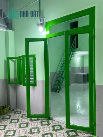 Phòng mới xây 100% phòng bếp và khách thông nhau, phòng lầu trên có hệ thông kín để gắn máy lạnh