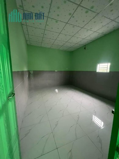 Phòng mới xây 100% phòng bếp và khách thông nhau, phòng lầu trên có hệ thông kín để gắn máy lạnh